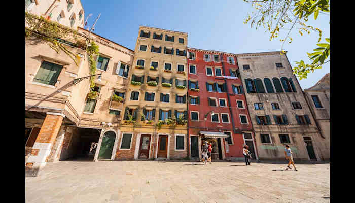 En solbeskinnet og fredfyldt Campo di Ghetto Nuovo, ghettoens gamle samlingssted. Venedigs ghetto fik stor betydning for jødisk kultur. (Foto: Shutterstock)