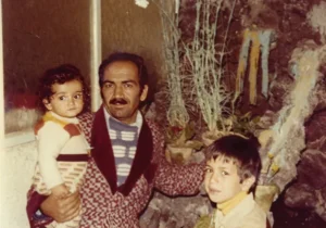 Baby Cyrus med morfar og morbror ved Patio i hus i Iran