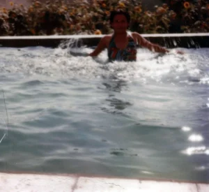 cyrus mor bader i pool